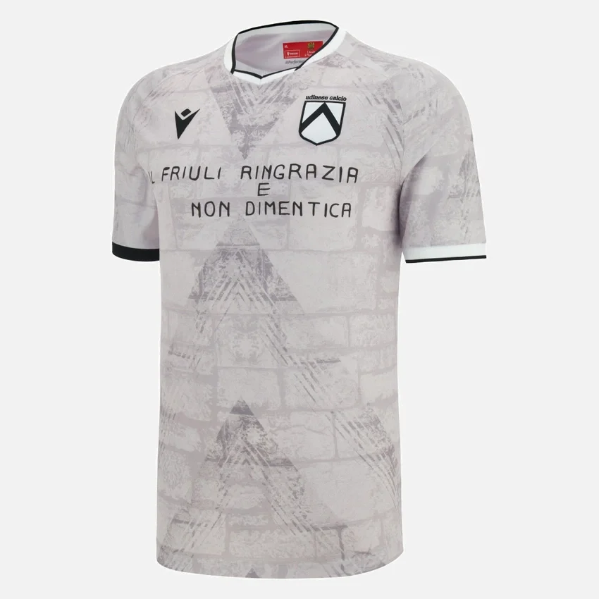 Udinese Calcio 2025/26 Heim-Trikot zum Gedenken an den 50. Jahrestag des Erdbebens Udinese Calcio 2025/26 Heim-Trikot zum Gedenken an den 50. Jahrestag des Erdbebens