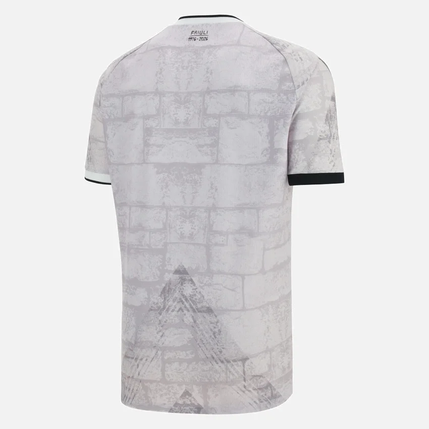 Udinese Calcio 2025/26 Heim-Trikot zum Gedenken an den 50. Jahrestag des Erdbebens Udinese Calcio 2025/26 Heim-Trikot zum Gedenken an den 50. Jahrestag des Erdbebens