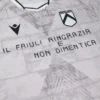 Udinese Calcio 2025/26 Heim-Trikot zum Gedenken an den 50. Jahrestag des Erdbebens Udinese Calcio 2025/26 Heim-Trikot zum Gedenken an den 50. Jahrestag des Erdbebens