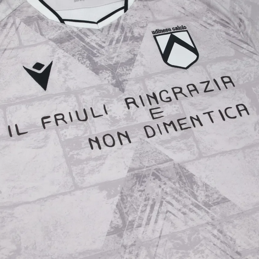 Udinese Calcio 2025/26 Heim-Trikot zum Gedenken an den 50. Jahrestag des Erdbebens Udinese Calcio 2025/26 Heim-Trikot zum Gedenken an den 50. Jahrestag des Erdbebens